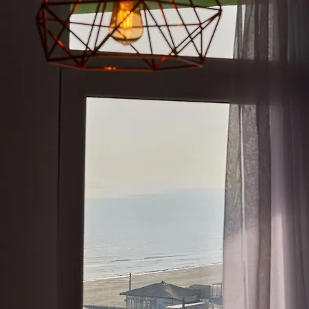 Mamaia By Alz Navodari